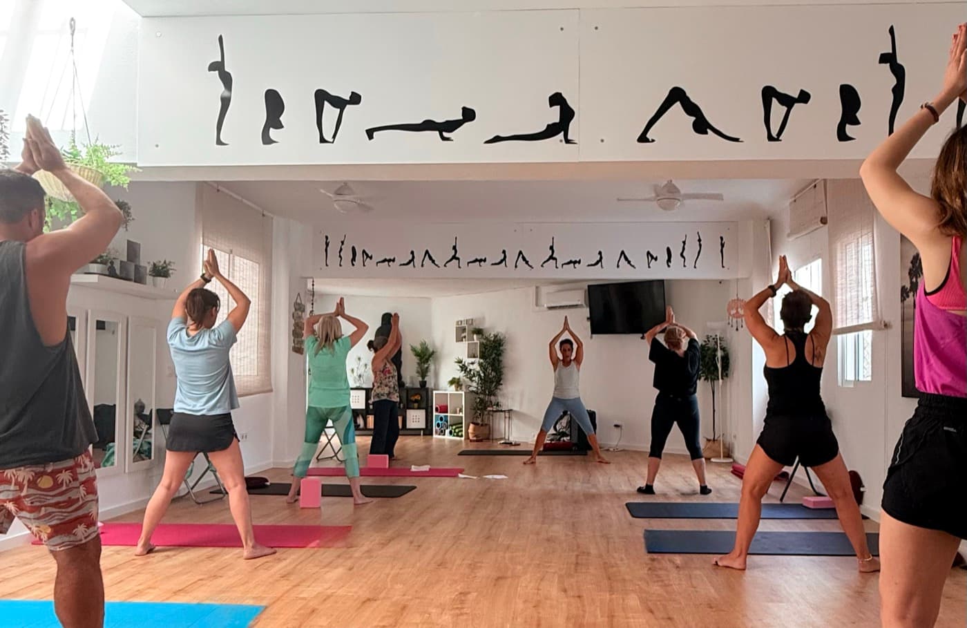 Clase de yoga en retiro