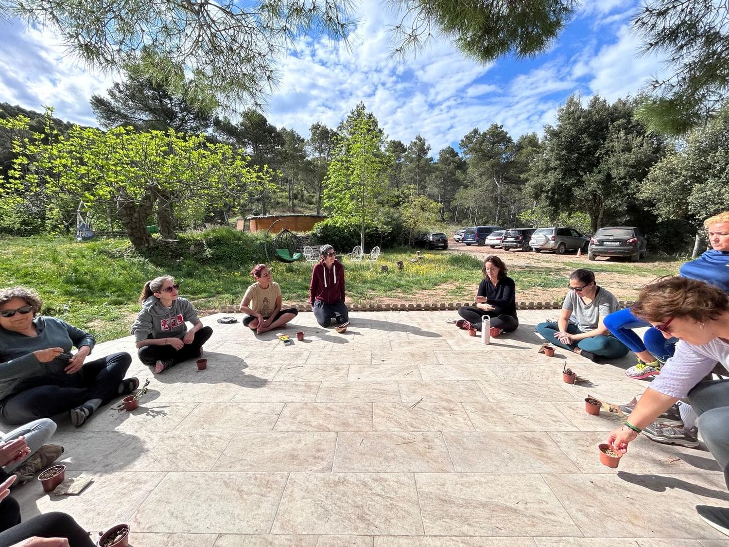 El grupo sentado en círculo en la terraza, durante una dinámica del retiro