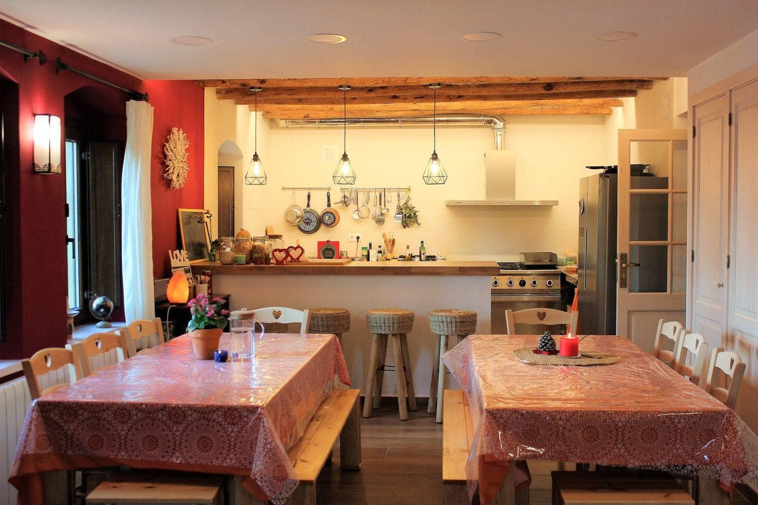 Cocina y comedor de la masía, con mesas largas para comer en grupo