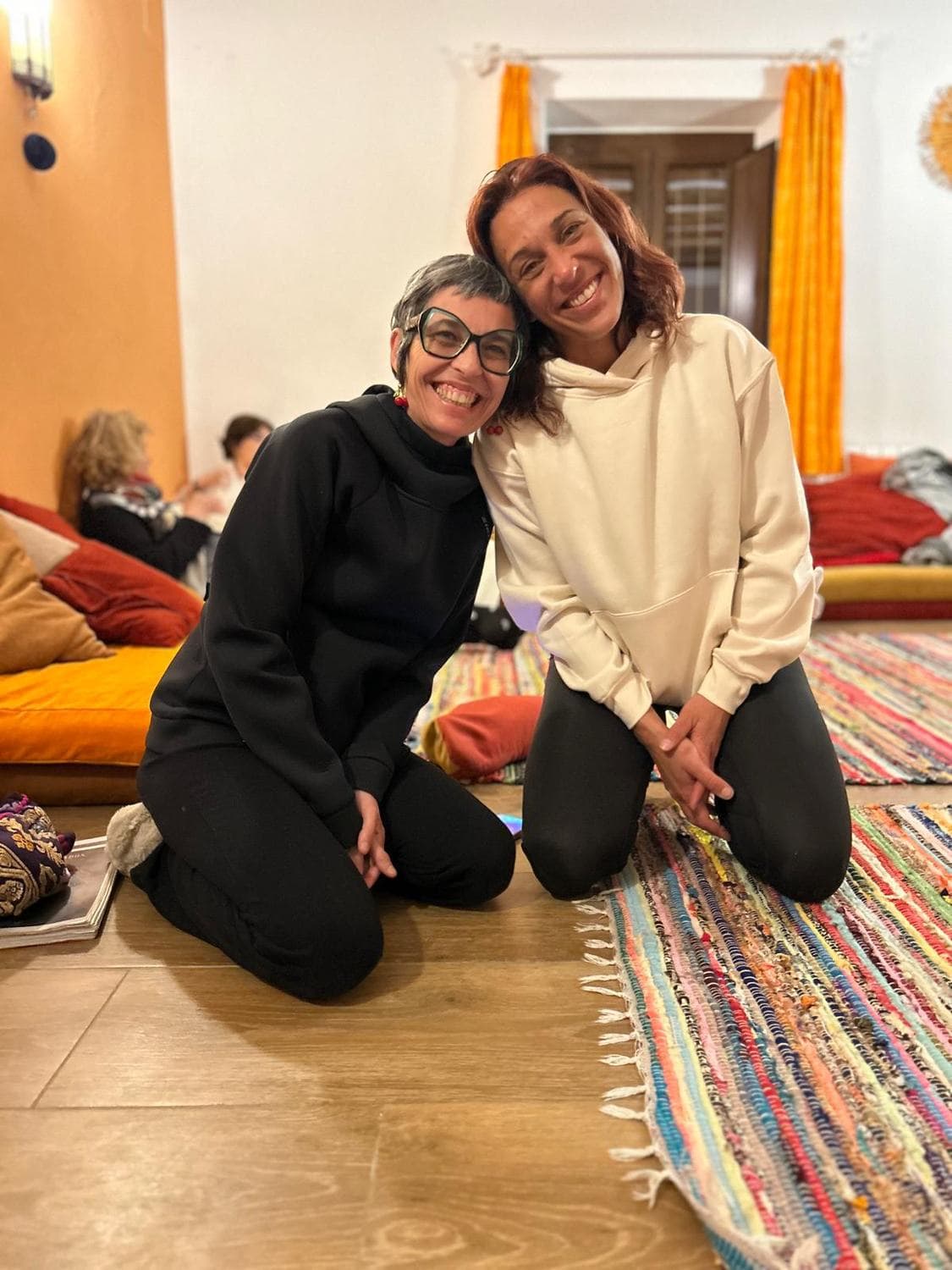Jenifer Martínez y Maite, sonrientes en la sala de prácticas del retiro