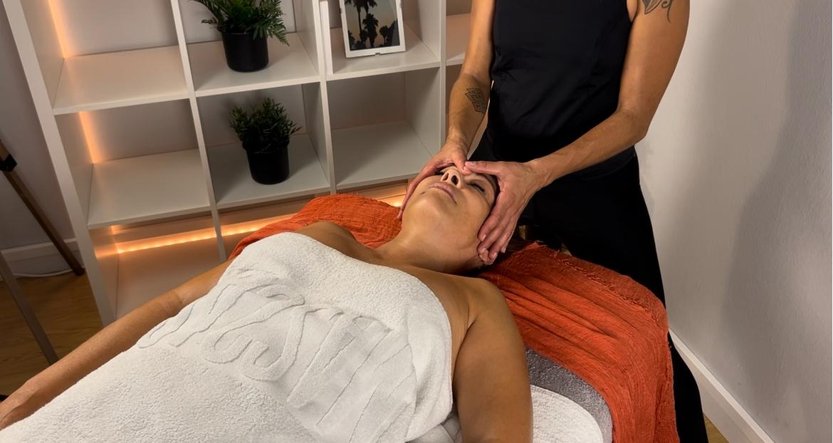 Jenifer Martínez realizando masaje terapéutico en Castelldefels